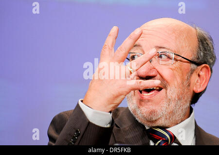 EU-Kommissarin für humanitäre Hilfe Belgian Louis Michel, Entwicklung und spricht während einer Pressekonferenz mit dem Präsidenten der Europäischen Kommission Portuguese Jose Manuel Barroso (nicht im Bild) im EU-Hauptquartier in Brüssel am Sitz EU in Brüssel, Belgien am 2009-04-08 weniger als eine Woche nach dem Gipfel von London, die Europäische Kommission beschreibt eine Reihe von Akt Stockfoto