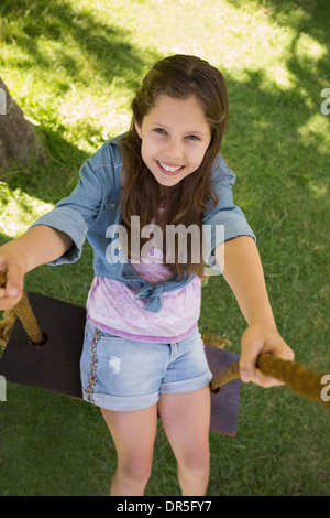 Niedliche kleine junge Mädchen auf Schaukel Stockfoto