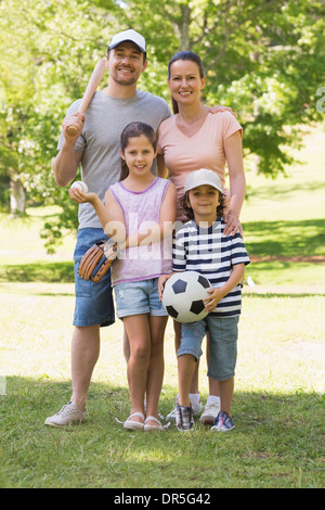 Vierköpfige Familie mit Baseball-Schläger und Ball im park Stockfoto