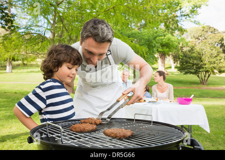 Familie im Urlaub Grillfest Stockfoto