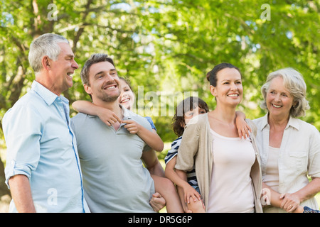 Porträt der fröhliche Großfamilie im park Stockfoto