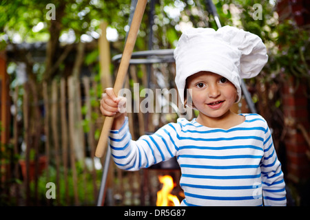 Kleine Mädchen tragen Kochmütze Stockfoto