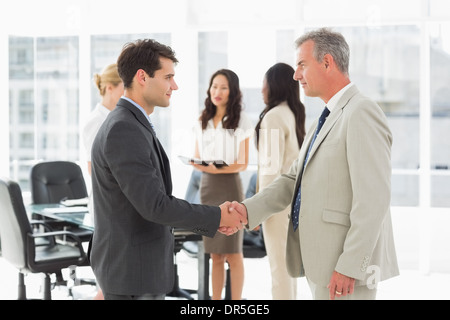 Unternehmer treffen und Händeschütteln Stockfoto