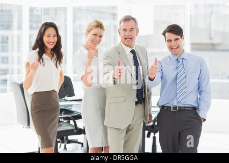 Business Team geben Daumen bis zu der Kamera Stockfoto