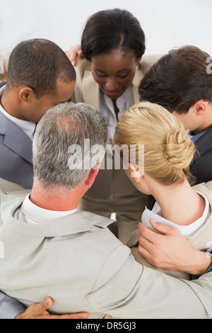 Business Team umarmt in einem Kreis zu schließen Stockfoto