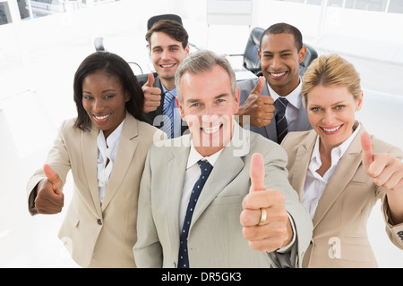 Diverse enge geschäftliche Team lächelte Kamera Daumen aufgeben Stockfoto