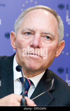 27. November 2008 - Brüssel, Belgien - Bundesinnenminister WOLFGANG SCHAEUBLE hält eine Pressekonferenz nach EU Innenminister treffen am Sitz des Europäischen Rates in Brüssel, Belgien. (Kredit-Bild: © Wiktor Dabkowski/ZUMA Press) Stockfoto