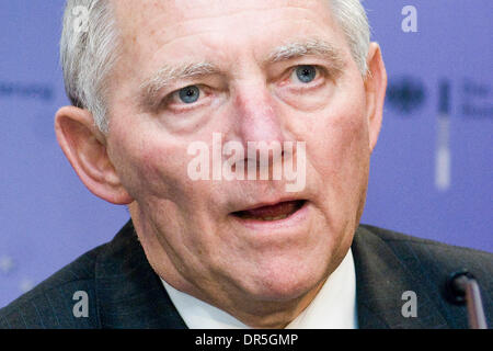 27. November 2008 - Brüssel, Belgien - Bundesinnenminister WOLFGANG SCHAEUBLE hält eine Pressekonferenz nach EU Innenminister treffen am Sitz des Europäischen Rates in Brüssel, Belgien. (Kredit-Bild: © Wiktor Dabkowski/ZUMA Press) Stockfoto