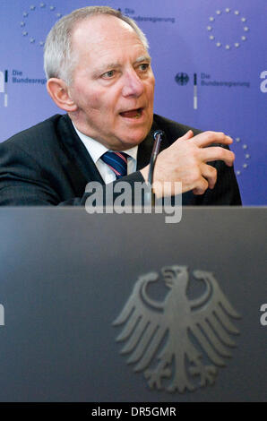 27. November 2008 - Brüssel, Belgien - Bundesinnenminister WOLFGANG SCHAEUBLE hält eine Pressekonferenz nach EU Innenminister treffen am Sitz des Europäischen Rates in Brüssel, Belgien. (Kredit-Bild: © Wiktor Dabkowski/ZUMA Press) Stockfoto