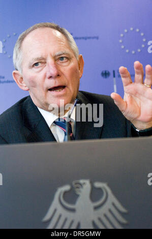 27. November 2008 - Brüssel, Belgien - Bundesinnenminister WOLFGANG SCHAEUBLE hält eine Pressekonferenz nach EU Innenminister treffen am Sitz des Europäischen Rates in Brüssel, Belgien. (Kredit-Bild: © Wiktor Dabkowski/ZUMA Press) Stockfoto