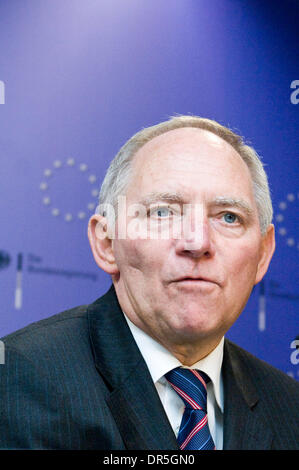 27. November 2008 - Brüssel, Belgien - Bundesinnenminister WOLFGANG SCHAEUBLE hält eine Pressekonferenz nach EU Innenminister treffen am Sitz des Europäischen Rates in Brüssel, Belgien. (Kredit-Bild: © Wiktor Dabkowski/ZUMA Press) Stockfoto