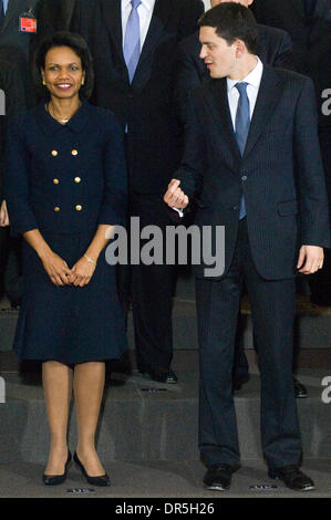 2. Dezember 2008 - Brüssel, Belgien - uns ausländische Staatssekretär CONDOLEEZZA RICE und der britische Außenminister DAVID MILIBAND während ein Familienfoto an die NATO Außenminister, im NATO-Hauptquartier in Brüssel treffen. NATO-Außenminister trafen sich mit dem Ziel, über die beste Strategie für den Umgang mit Russland und der ehemaligen sowjetischen Georgien und der Ukraine zu w zulassen Spaltungen zu überwinden Stockfoto