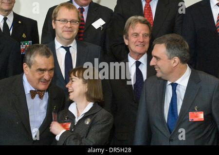 2. Dezember 2008 - Brüssel, Belgien - Tschechiens Außenminister KAREL SCHWARZENBERG während ein Familienfoto an die NATO Außen-Minister treffen im NATO-Hauptquartier in Brüssel. NATO-Außenminister trafen sich mit dem Ziel, über die beste Strategie für den Umgang mit Russland und der ehemaligen sowjetischen Georgien und der Ukraine in Richtung Mitgliedschaft weiterarbeiten zulassen Spaltungen zu überwinden. (Kredit-ich Stockfoto