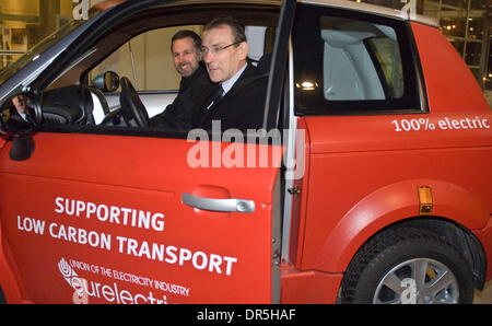 8. Dezember 2008 kommt - Brüssel, Belgien - Lette ANDRIS PIEBALGS, EU (Europäische Union) Kommissar für Energie und Ressourcen von Elektroauto vor einer Energie-Ministerrat am Sitz des Rates der Europäischen Union. (Kredit-Bild: © Wiktor Dabkowski/ZUMA Press) Stockfoto