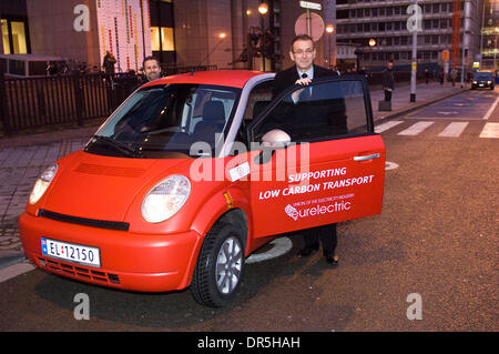 8. Dezember 2008 kommt - Brüssel, Belgien - Lette ANDRIS PIEBALGS, EU (Europäische Union) Kommissar für Energie und Ressourcen von Elektroauto vor einer Energie-Ministerrat am Sitz des Rates der Europäischen Union. (Kredit-Bild: © Wiktor Dabkowski/ZUMA Press) Stockfoto