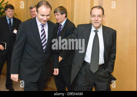 8. Dezember 2008 - Brüssel, Belgien - JAVIER SOLANA, rechts, Generalsekretär des Rates der Europäischen Union und hoher Vertreter für die gemeinsame Außen- und Security Policy (R) begrüßt irische Außenminister MICHAEL MARTIN vor bilateralen Treffen am Sitz des Europäischen Rates. (Kredit-Bild: © Wiktor Dabkowski/ZUMA Press) Stockfoto