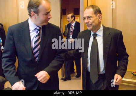 8. Dezember 2008 - Brüssel, Belgien - JAVIER SOLANA, rechts, Generalsekretär des Rates der Europäischen Union und hoher Vertreter für die gemeinsame Außen- und Security Policy (R) begrüßt irische Außenminister MICHAEL MARTIN vor bilateralen Treffen am Sitz des Europäischen Rates. (Kredit-Bild: © Wiktor Dabkowski/ZUMA Press) Stockfoto