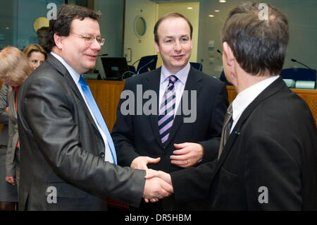 8. Dezember 2008 - Brüssel, Belgien - Irish Foreign Minister MICHAEL MARTIN (R), Tschechische stellvertretende Premierminister ALEXANDR VONDRA (L) und Französisch europäischen Angelegenheiten Zustand Sekretärin JEAN-PIERRE JOUYET vor eine allgemeine Angelegenheiten und externen Beziehungen Rat (RAA) am Sitz des Europäischen Rates. Außenminister der EU (Europäische Union) versammelt, um EU-Gipfel vorzubereiten, die stattfinden wird Stockfoto