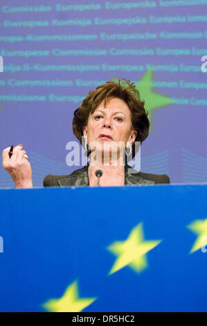 Halten Sie 8. Dezember 2008 - Brüssel, Belgien - EU-Kommissar für Wettbewerb ab, Niederländisch, NEELIE KROES eine Pressekonferenz am Hauptsitz der Europäischen Kommission. Die Europäische Kommission ist die Annahme Leitlinien zur Rekapitalisierung in der aktuellen Finanzkrise, Kreditvergabe an die Realwirtschaft zu steigern.  (Kredit-Bild: © Wiktor Dabkowski/ZUMA Press) Stockfoto