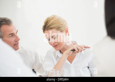Glücklich Geschäftsfrau hören während eines Meetings Stockfoto