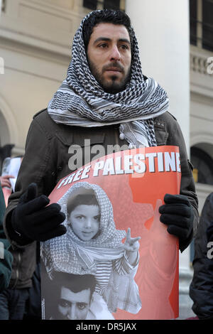 31. Dezember 2008 hält palästinensische Demonstrator - Brüssel, Belgien - Plakat "Freies Palästina" während einer Protestaktion gegen die jüngsten israelischen Luftangriffe im Gazastreifen im Zentrum von Brüssel, Belgien. Israel lehnte internationalen Druck aussetzen der Luftoffensive gegen palästinensische militante deren Rakete Staustufen in der Nähe der israelischen Kernland, auffällig sind Kampfflugzeuge senden Stockfoto