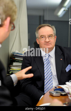 8. Januar 2009 interviewt in seinem Büro im Europäischen Parlament Brüssel, Belgien - Brüssel, Belgien - Vorsitzender des Ausschusses für auswärtige Angelegenheiten JACEK SARYUSZ-WOLSKI. (Kredit-Bild: © Wiktor Dabkowski/ZUMA Press) Stockfoto