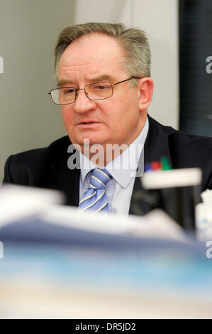 8. Januar 2009 interviewt in seinem Büro im Europäischen Parlament Brüssel, Belgien - Brüssel, Belgien - Vorsitzender des Ausschusses für auswärtige Angelegenheiten JACEK SARYUSZ-WOLSKI. (Kredit-Bild: © Wiktor Dabkowski/ZUMA Press) Stockfoto