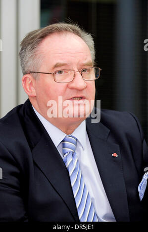 8. Januar 2009 interviewt in seinem Büro im Europäischen Parlament Brüssel, Belgien - Brüssel, Belgien - Vorsitzender des Ausschusses für auswärtige Angelegenheiten JACEK SARYUSZ-WOLSKI. (Kredit-Bild: © Wiktor Dabkowski/ZUMA Press) Stockfoto