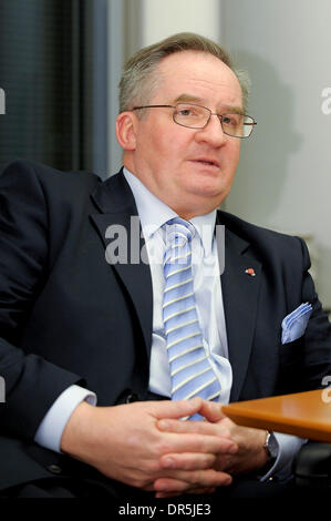 8. Januar 2009 interviewt in seinem Büro im Europäischen Parlament Brüssel, Belgien - Brüssel, Belgien - Vorsitzender des Ausschusses für auswärtige Angelegenheiten JACEK SARYUSZ-WOLSKI. (Kredit-Bild: © Wiktor Dabkowski/ZUMA Press) Stockfoto