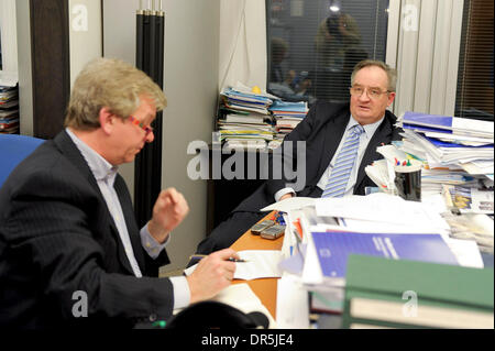 8. Januar 2009 interviewt in seinem Büro im Europäischen Parlament Brüssel, Belgien - Brüssel, Belgien - Vorsitzender des Ausschusses für auswärtige Angelegenheiten JACEK SARYUSZ-WOLSKI. (Kredit-Bild: © Wiktor Dabkowski/ZUMA Press) Stockfoto