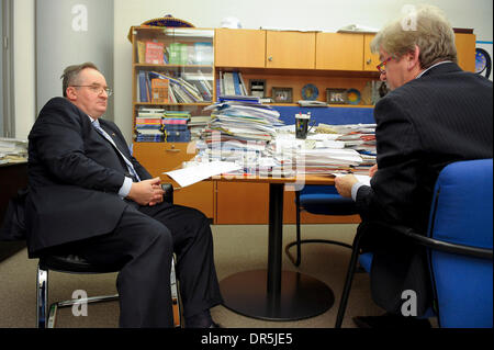 8. Januar 2009 interviewt in seinem Büro im Europäischen Parlament Brüssel, Belgien - Brüssel, Belgien - Vorsitzender des Ausschusses für auswärtige Angelegenheiten JACEK SARYUSZ-WOLSKI. (Kredit-Bild: © Wiktor Dabkowski/ZUMA Press) Stockfoto