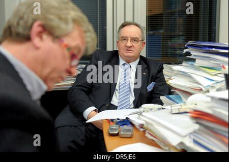 8. Januar 2009 interviewt in seinem Büro im Europäischen Parlament Brüssel, Belgien - Brüssel, Belgien - Vorsitzender des Ausschusses für auswärtige Angelegenheiten JACEK SARYUSZ-WOLSKI. (Kredit-Bild: © Wiktor Dabkowski/ZUMA Press) Stockfoto