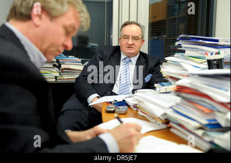 8. Januar 2009 interviewt in seinem Büro im Europäischen Parlament Brüssel, Belgien - Brüssel, Belgien - Vorsitzender des Ausschusses für auswärtige Angelegenheiten JACEK SARYUSZ-WOLSKI. (Kredit-Bild: © Wiktor Dabkowski/ZUMA Press) Stockfoto