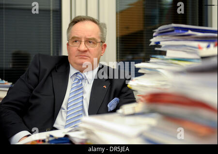 8. Januar 2009 interviewt in seinem Büro im Europäischen Parlament Brüssel, Belgien - Brüssel, Belgien - Vorsitzender des Ausschusses für auswärtige Angelegenheiten JACEK SARYUSZ-WOLSKI. (Kredit-Bild: © Wiktor Dabkowski/ZUMA Press) Stockfoto