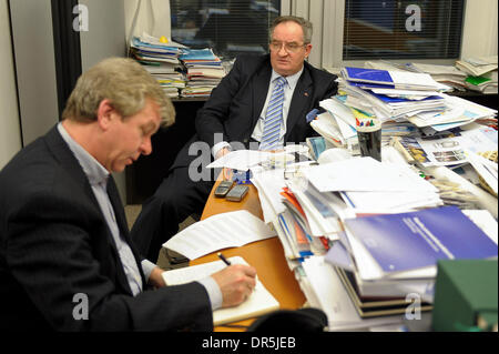 8. Januar 2009 interviewt in seinem Büro im Europäischen Parlament Brüssel, Belgien - Brüssel, Belgien - Vorsitzender des Ausschusses für auswärtige Angelegenheiten JACEK SARYUSZ-WOLSKI. (Kredit-Bild: © Wiktor Dabkowski/ZUMA Press) Stockfoto