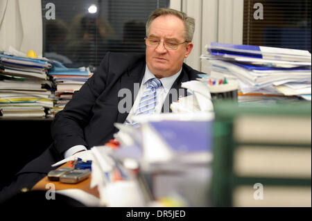 8. Januar 2009 interviewt in seinem Büro im Europäischen Parlament Brüssel, Belgien - Brüssel, Belgien - Vorsitzender des Ausschusses für auswärtige Angelegenheiten JACEK SARYUSZ-WOLSKI. (Kredit-Bild: © Wiktor Dabkowski/ZUMA Press) Stockfoto