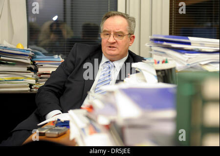 8. Januar 2009 interviewt in seinem Büro im Europäischen Parlament Brüssel, Belgien - Brüssel, Belgien - Vorsitzender des Ausschusses für auswärtige Angelegenheiten JACEK SARYUSZ-WOLSKI. (Kredit-Bild: © Wiktor Dabkowski/ZUMA Press) Stockfoto