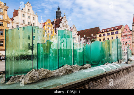 Der moderne Brunnen vor dem Hintergrund der mittelalterlichen und barocken Häuser in der Breslauer Altstadt Marktplatz oder Rynek. Stockfoto