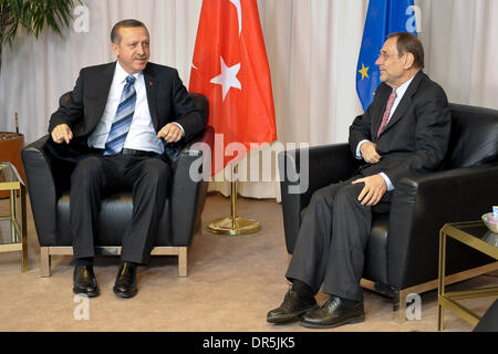 19. Januar 2009 - Brüssel, Belgien - Ministerpräsident der Türkei RECEP TAYYIP ERDOGAN (L) wird vom hohen Vertreter für die gemeinsame Außen- und Sicherheitspolitik, Spaniens, JAVIER SOLANA vor einer Versammlung am Sitz der EU (Europäische Union) begrüßt. (Kredit-Bild: © Wiktor Dabkowski/ZUMA Press) Stockfoto