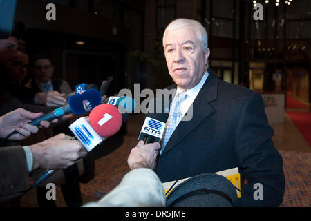 19. Januar 2009 finanzieren - Brüssel, Belgien - portugiesischen Minister FERNANDO TEIXEIRA DOS SANTOS zu Beginn der Euro-Zone-Finanzminister in Brüssel. (Kredit-Bild: © Wiktor Dabkowski/ZUMA Press) Stockfoto