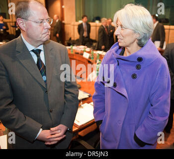 19. Januar 2009 - Brüssel, Belgien - deutsche Finance Minister PEER STEINBRÜCK (L) und französische Ministerin für Wirtschaft CHRISTINE LAGARDE zum Jahresbeginn eine Eurozone Finance Minister treffen in Brüssel (Credit-Bild: © Wiktor Dabkowski/ZUMA drücken) Stockfoto