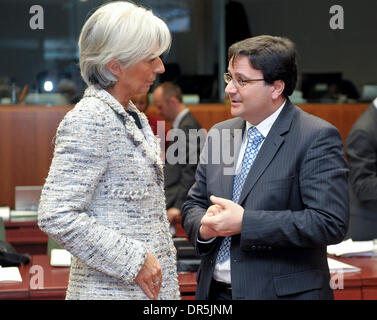 20. Januar 2009 plaudert - Brüssel, Belgien - französische Ministerin für Wirtschaft CHRISTINE LAGARDE mit Maltanian Finanzminister TONIO FENECH während einer Ecofin (Economic and Financial Affairs Council) Finanzminister treffen am Sitz EU (Europäische Union). Die Wirtschaft im Euroraum wird Vertrag zum ersten Mal in diesem Jahr und kaum im Jahr 2010 wachsen, während Inflation unten bleibt die Stockfoto