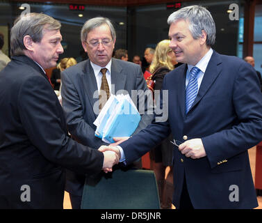 20. Januar 2009 plaudert - Brüssel, Belgien - Luxembourg Prime Minister JEAN-CLAUDE JUNCKER (C) mit Belgien Finanzminister DIDIER REYNDERS (R) und Luxemburg Gegenstück JEANNOT KRECKÉ während einer Ecofin (Economic and Financial Affairs Council) Finanzminister treffen am Sitz EU (Europäische Union). Die Wirtschaft im Euroraum wird zum ersten Mal in diesem Jahr schrumpfen und kaum Stockfoto