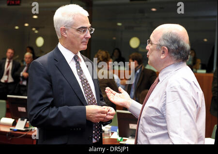 20. Januar 2009 plaudert - Brüssel, Belgien - britische Kanzler ALISTAIR DARLING (L) mit europäischen Währungsunion Kommissar, JOAQUIN ALMUNIA während einer Ecofin (Economic and Financial Affairs Council) Finance Minister treffen am Sitz EU (Europäische Union). Die Wirtschaft im Euroraum wird zum ersten Mal in diesem Jahr Vertrag und kaum im Jahr 2010 wachsen, während die Inflation bleibt Stockfoto