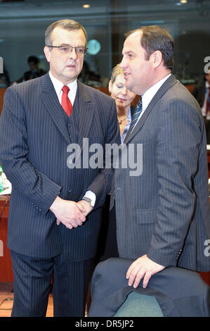 20. Januar 2009 - Brüssel, Belgien - tschechische Finanzminister MIROSLAV KALOUSEK und sein österreichischer Amtskollege JOSEF Pröll während einer Ecofin (Economic and Financial Affairs Council) Finance Minister treffen am Sitz EU (Europäische Union). Die Wirtschaft im Euroraum wird Vertrag zum ersten Mal in diesem Jahr und kaum im Jahr 2010 wachsen, während Inflation unter den europäischen Centra bleiben wird Stockfoto