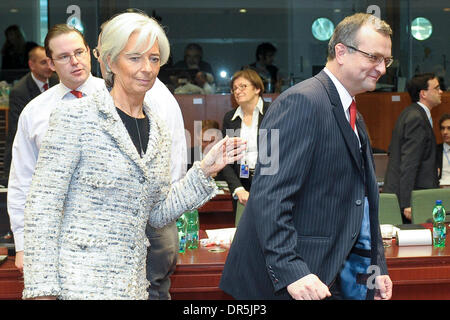 20. Januar 2009 - Brüssel, Belgien - Czech Finance Minister MIROSLAV KALOUSEK (R) spricht die französische Finanzministerin CHRISTINE LAGARDE während einer Ecofin (Economic and Financial Affairs Council) Finanzminister haben am Sitz EU (Europäische Union). Die Wirtschaft im Euroraum wird Vertrag zum ersten Mal in diesem Jahr und kaum im Jahr 2010 wachsen, während Inflation unterhalb der Euro bleibt Stockfoto