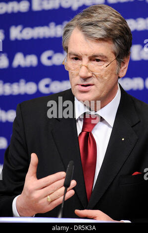 27. Januar 2009 spricht nach einem bilateralen Treffen am Sitz der Europäischen Kommission in Brüssel, Belgien - Brüssel, Belgien - Präsident der Ukraine VIKTOR Juschtschenko auf einer Pressekonferenz. (Kredit-Bild: © Wiktor Dabkowski/ZUMA Press) Stockfoto