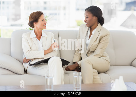 Glücklich Geschäftsfrauen Planung im Tagebuch zusammen auf dem sofa Stockfoto