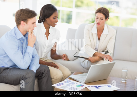 Business-Team-Meeting hinüber Figuren auf der couch Stockfoto