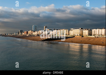 Der Strand von Brighton und Hove, East Sussex, Großbritannien, im Winter Stockfoto